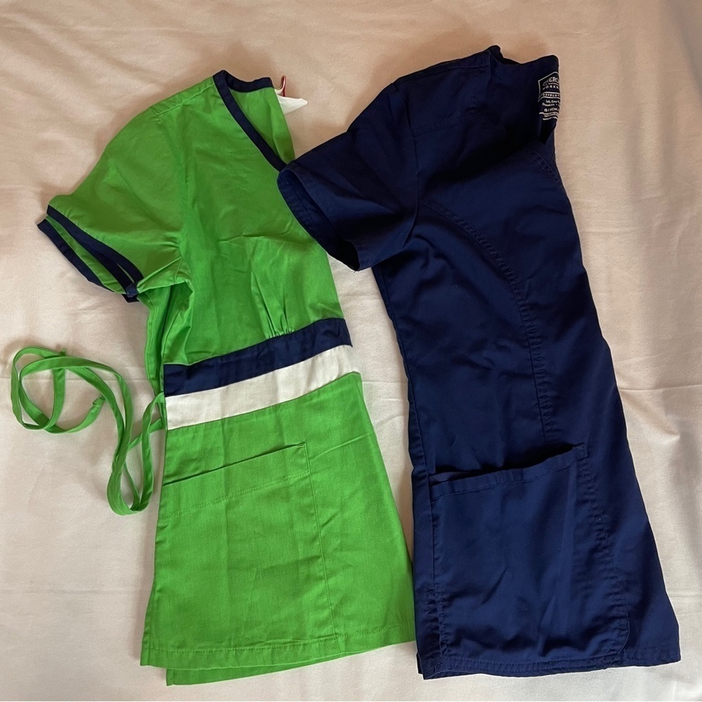 Bundle of Two Women’s Scrubs Top Size: XS - Picture 2 of 8